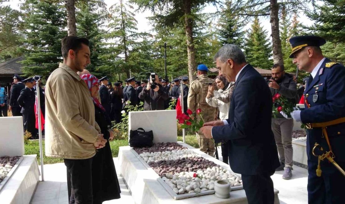 Yozgat’ta 29 Ekim Cumhuriyet Bayramı kutlamaları kapsamında Atatürk anıtına çelenk
