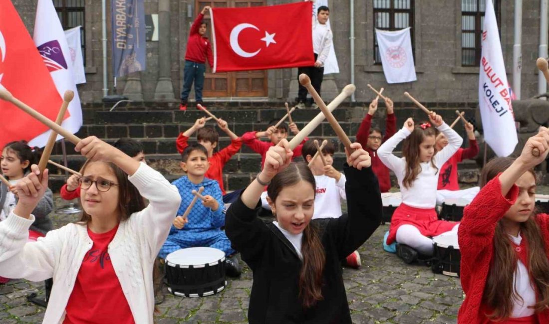 Bulut Başarı Koleji ve Maya Koleji öğrencileri, Cumhuriyet’in 103. yıl