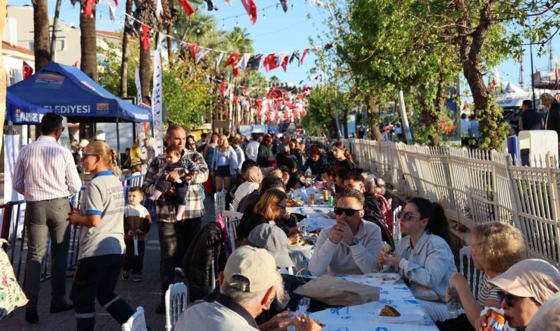 Marmaris Belediyesi’nin Cumhuriyet’in 103. yıl dönümü kutlamaları kapsamında Kordon Caddesi’nde