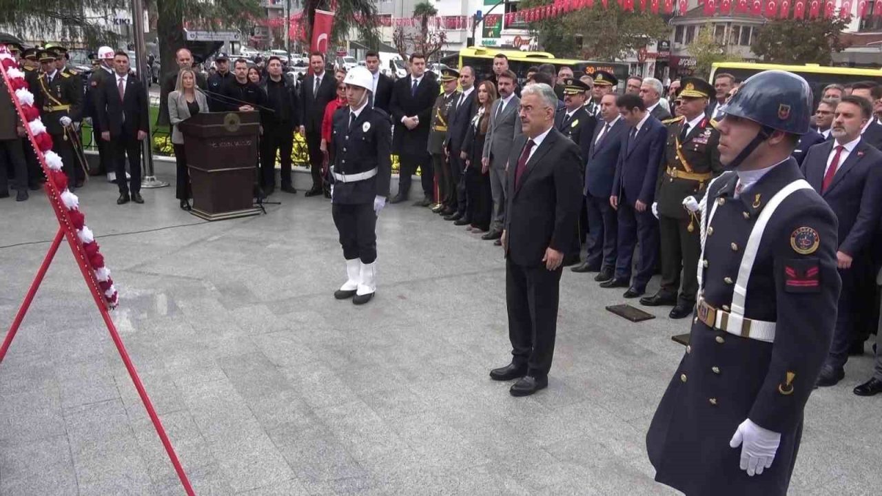 Bursa’da Cumhuriyet’in ilanının 103. yıl dönümü dolayısıyla düzenlenen törende, Heykel’deki