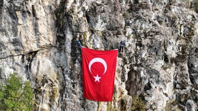 Çorum’da 29 Ekim Cumhuriyet Bayramı dolayısıyla bir araya gelen dağcılar,