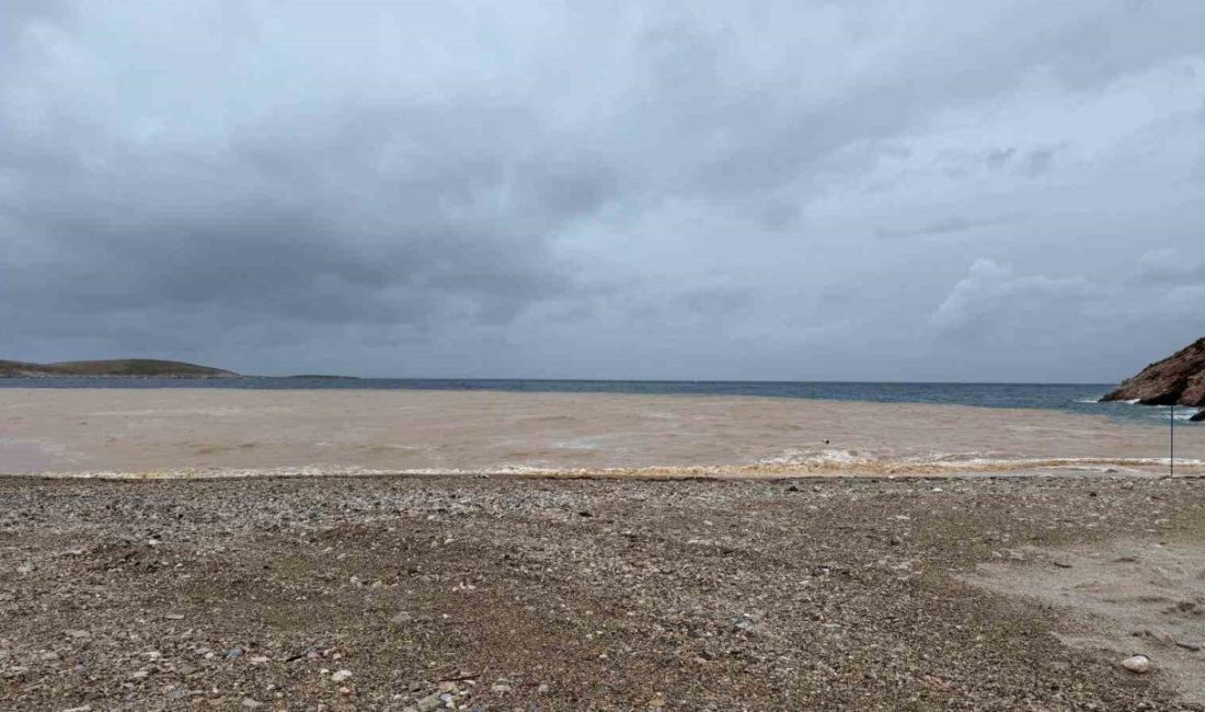 Muğla’nın Datça ilçesinde etkili olan kuvvetli sağanak yağışın ardından derelerden