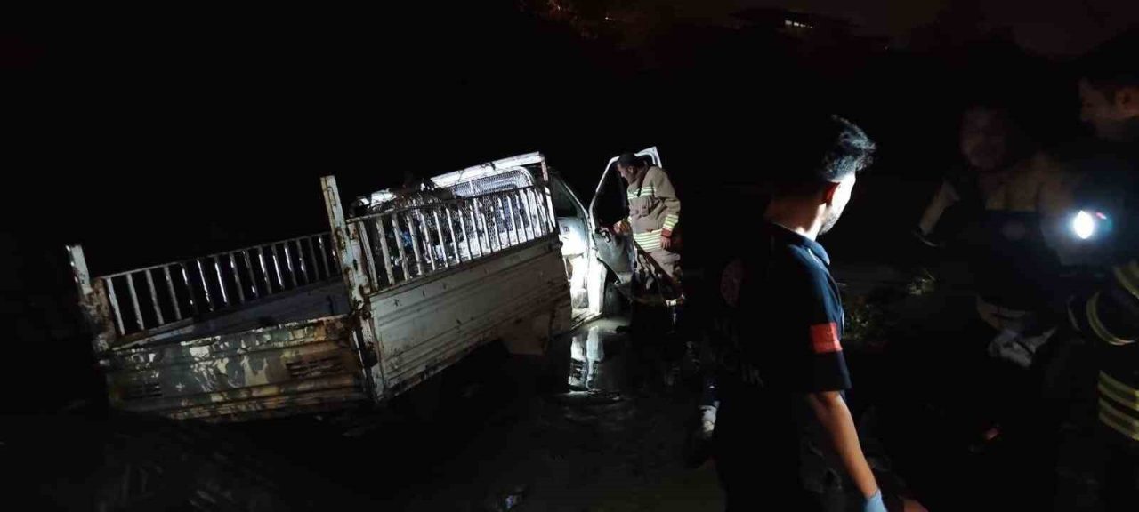 Hatay’da sürücüsünün direksiyon hakimiyetini kaybetmesiyle Asi Nehri’ne uçan kamyonette yaralanan