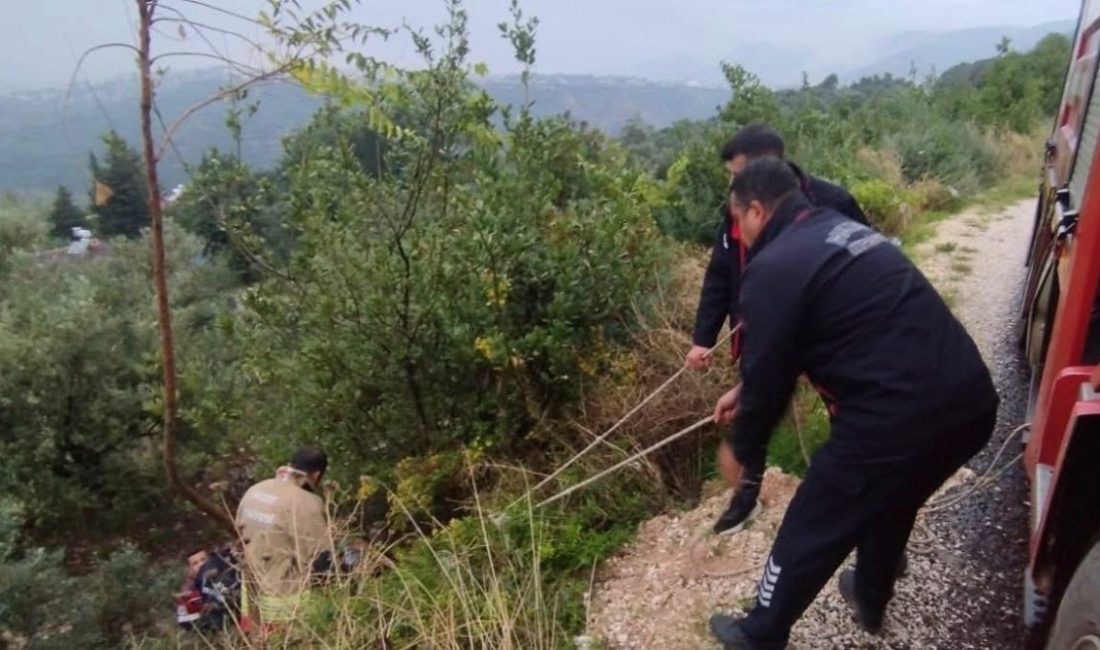 Hatay’ın Defne ilçesinde yol kenarındaki kayalıklardan düşerek yaralanan vatandaş itfaiye