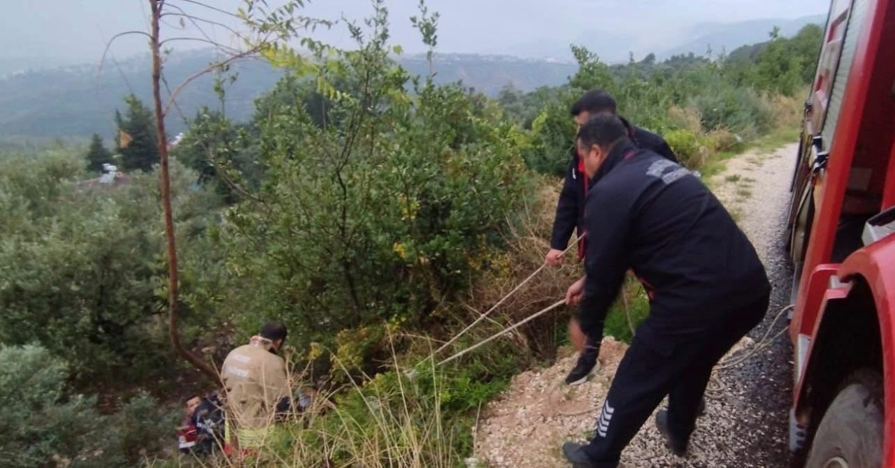 Hatay’ın Defne ilçesinde yol kenarındaki kayalıklardan düşerek yaralanan vatandaş itfaiye