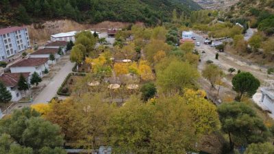 Manisa’nın Demirci ilçesinde sonbaharın gelişiyle birlikte yeşilin yerini sarı ve