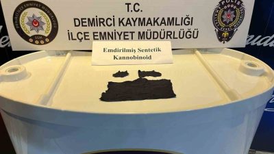 Manisa’nın Demirci ilçesinde emniyet ekiplerince düzenlenen uyuşturucu operasyonunda durdurulan bir