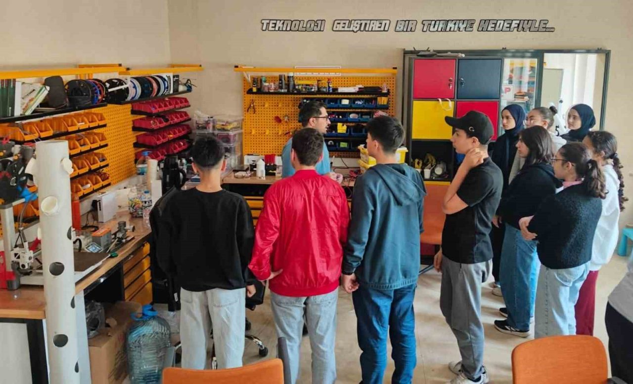 Bayburt Gençlik Merkezi bünyesindeki Deneyap Teknoloji Atölyesi’nde yeni eğitim döneminin