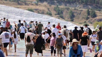 Denizli’nin 2014-2025 yılları arasındaki yabancı turist konaklama verilerini analiz eden