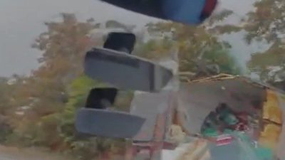 Denizli’nin Acıpayam ilçesinde kontrolden çıkarak şarampole savrulan kamyonun sürücüsü yaralandı.