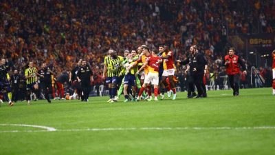 Galatasaray ile Fenerbahçe derbisinin ardından saha içinde iki takım futbolcuları