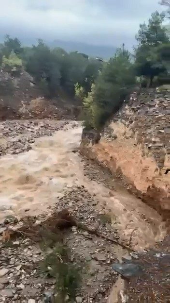 Bursa’da sağanak yağış sonrası Cumalıkızık’ta bulunan derede heyelan meydana geldi.