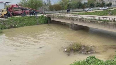Hatay’ın Kumlu ilçesinde akşam saatlerinde karanlık yolda kamyonetle dereye uçan