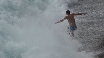 Meteoroloji Genel Müdürlüğünün uyarıda bulunduğu Antalya’da öğle saatlerinde aniden başlayan