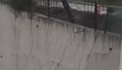 Kocaeli’de etkili olan yağışın ardından istinat duvarı çöktü. Çökme sırasında
