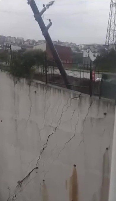 Kocaeli’de etkili olan yağışın ardından istinat duvarı çöktü. Çökme sırasında