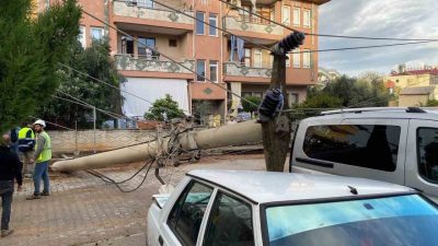 Antalya’nın Gazipaşa ilçesinde elektrik altyapı çalışmaları sırasında devrilen elektrik direği,