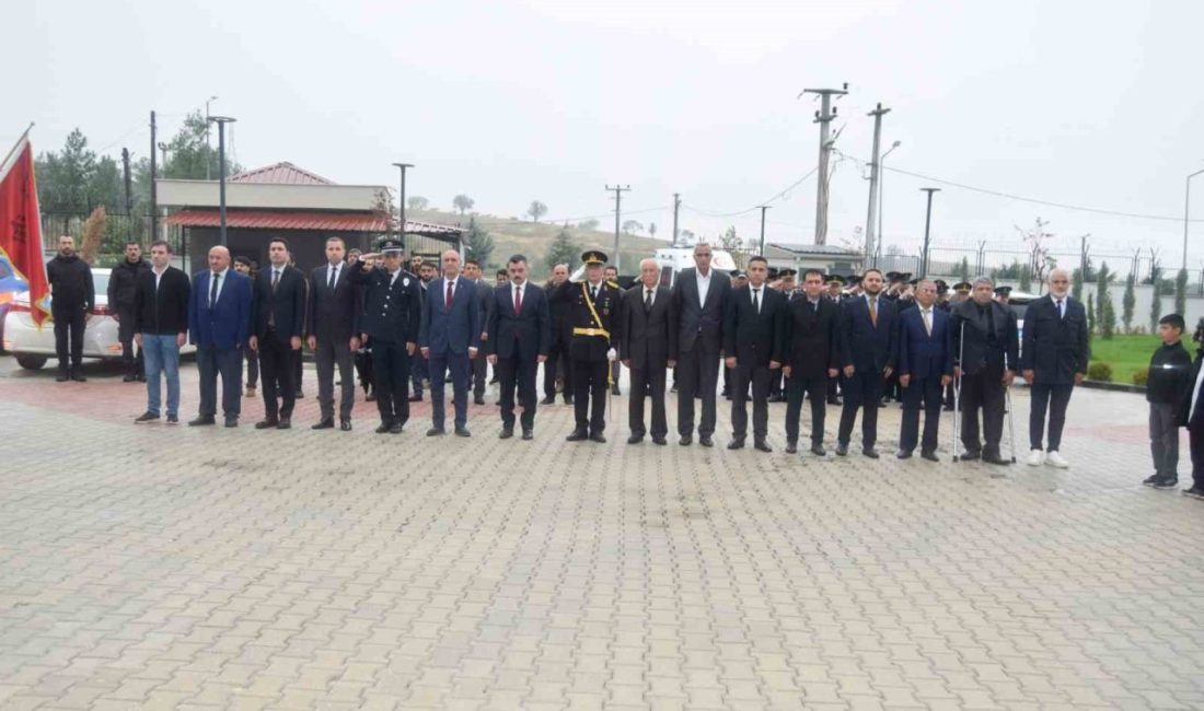 Diyarbakır’ın Dicle ilçesinde 29 Ekim Cumhuriyet Bayramı kutlamaları, çelenk sunma