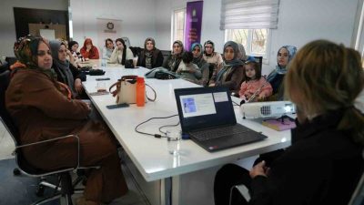 Diyarbakır Büyükşehir Belediyesinin Koşuyolu Kadın Yaşam Merkezinde düzenlediği seminerde, meme