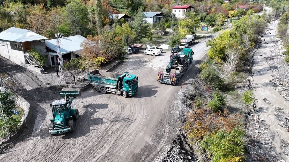 Erzurum’un Uzundere ilçesinde etkili olan şiddetli yağışların ardından meydana gelen