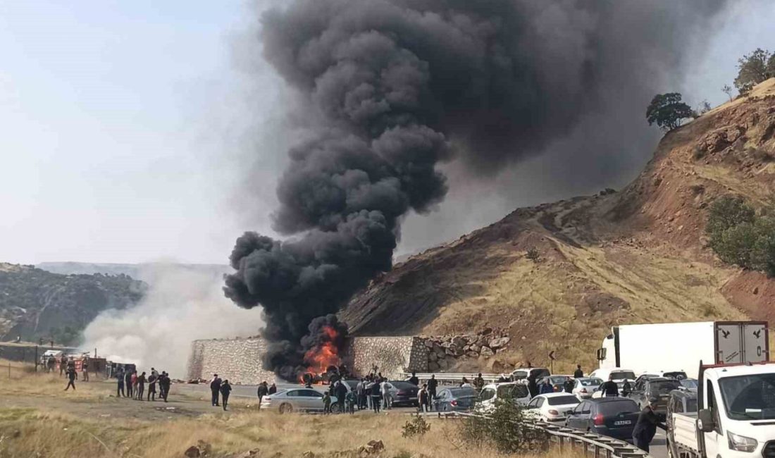 Bitlis-Diyarbakır kara yolunun Baykan çıkışında duvara çarpan tır alev alarak