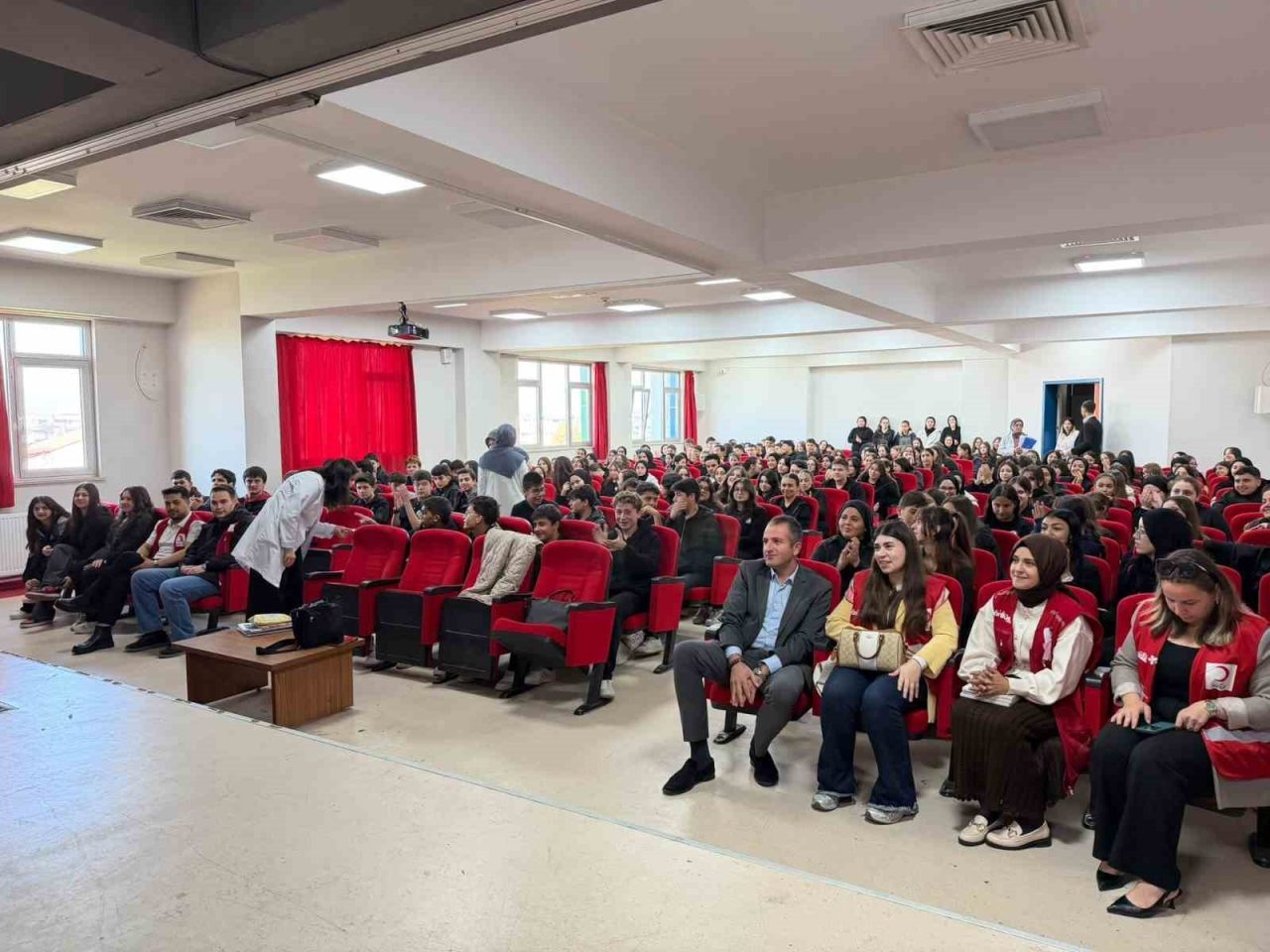 Düzce İbn-i Sina Mesleki ve Teknik Anadolu Lisesi’nde Kızılay tanıtımı,
