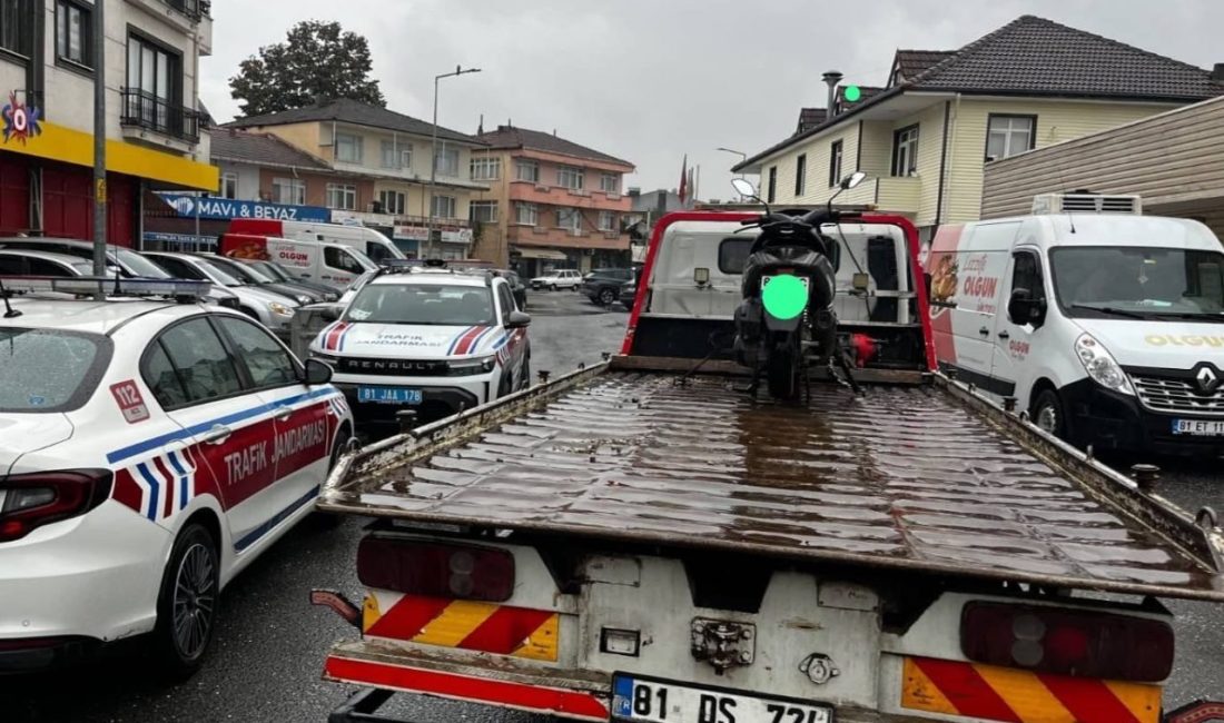 Düzce’de trafik kurallarını hiçe sayarak yaptıkları tehlikeli hareketleri sosyal medyada