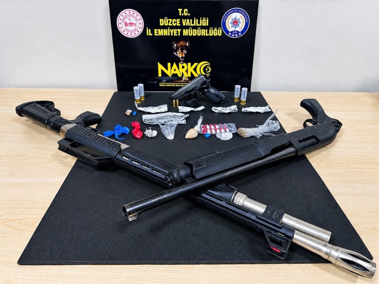 DÜZCE(İHA) – Düzce’de narkotik ekiplerince gerçekleştirilen çalışmalarda uyuşturucu maddenin yanı