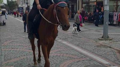 Edirne’de atıyla işlek cadede gezen kadın, renkli görüntüler oluşturdu. Edirne’de