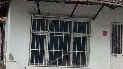 Edirne’nin Lalapaşa ilçesinde tek katlı bir evin çatısındaki otları yemek