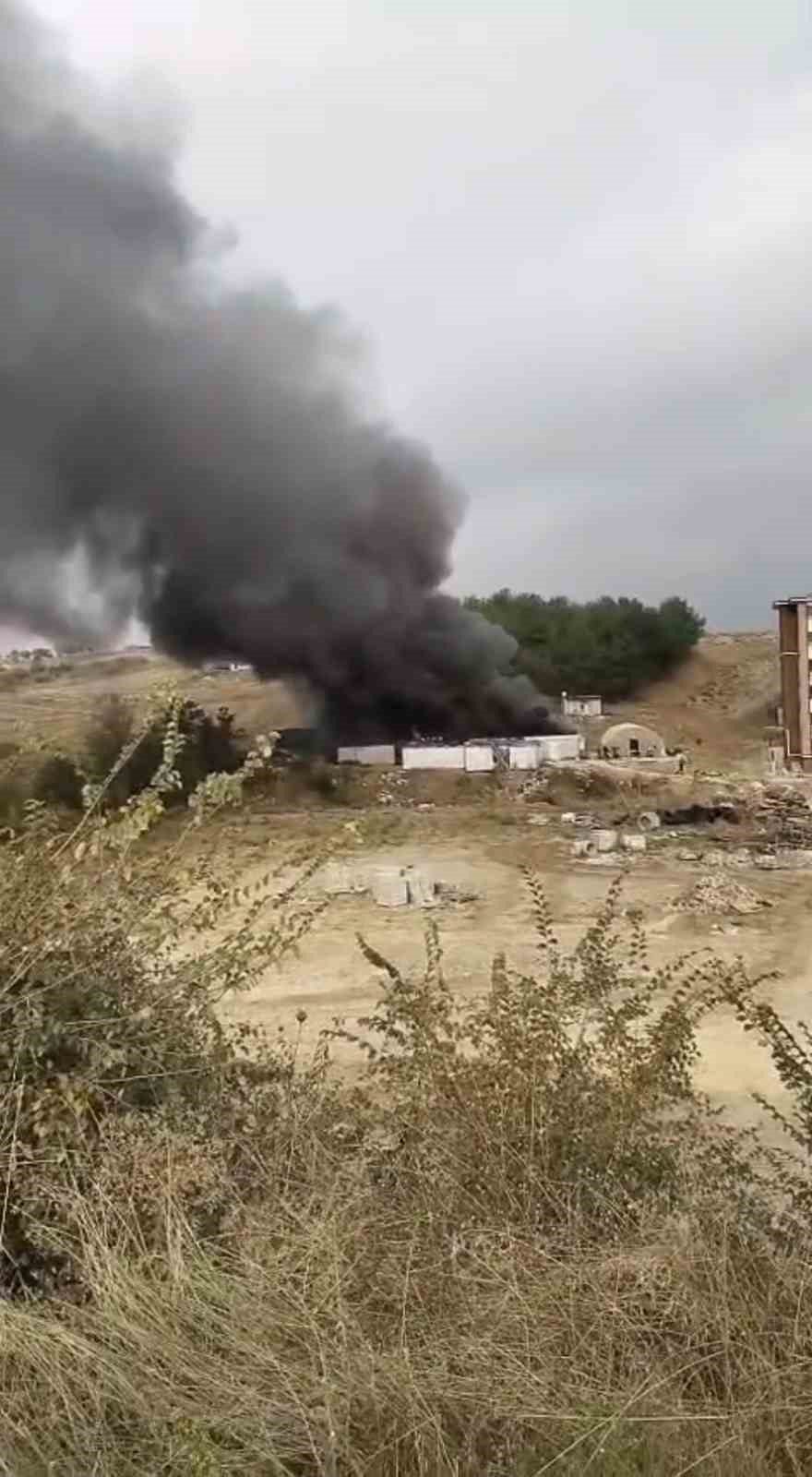 Edirne’nin Uzunköprü ilçesinde bir şantiyede çıkan yangına işçiler müdahale etti.