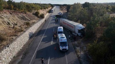 Edirne’de Hamzabeyli Sınır Kapısı yolunda tır ile kamyonetin çarpışması sonucu