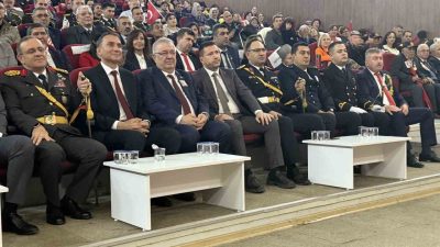 Balıkesir’in Edremit ilçesinde Cumhuriyet’in ilanının 103. yıl dönümü dolayısıyla düzenlenen