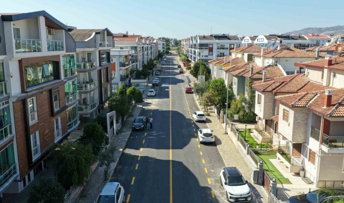 Aydın’ın Efeler ilçesinde sıcak asfalt serimi ve yol çizgi çalışmaları