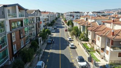 Aydın’ın Efeler ilçesinde sıcak asfalt serimi ve yol çizgi çalışmaları