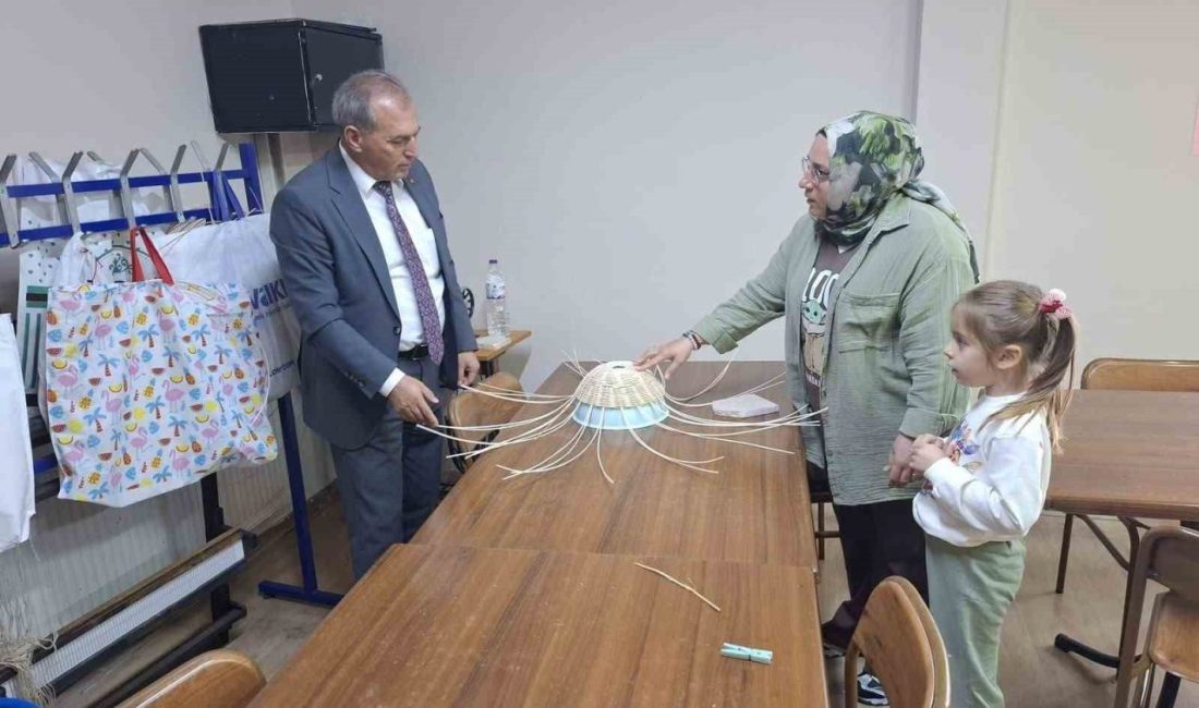 Manisa’nın Sarıgöl ilçesinde İlçe Millî Eğitim Müdürü Yıldıray Demirtaş ve