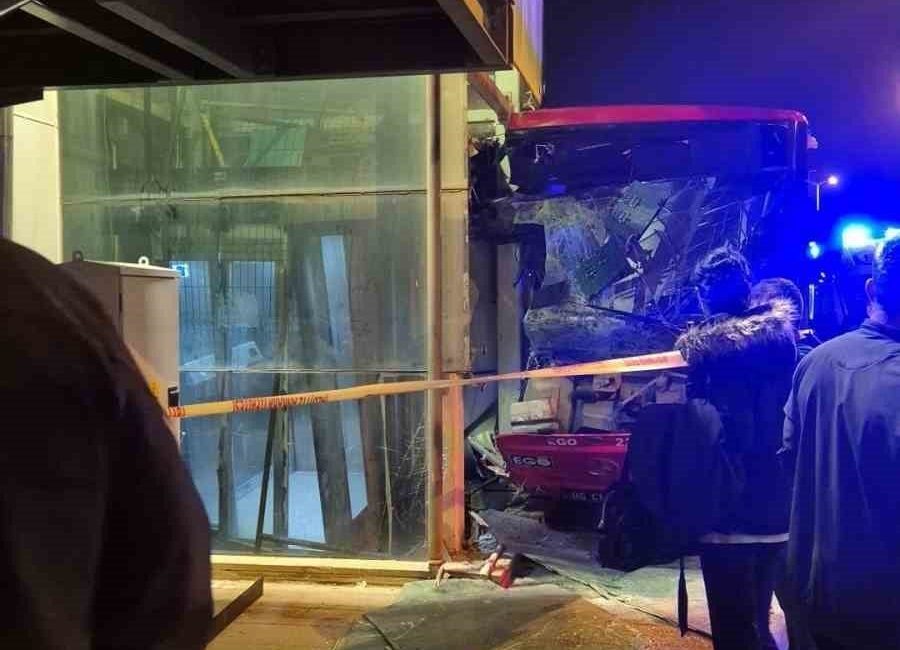 Ankara’nın Etimesgut ilçesinde EGO otobüsünün üst geçit asansörüne çarpması sonucunda
