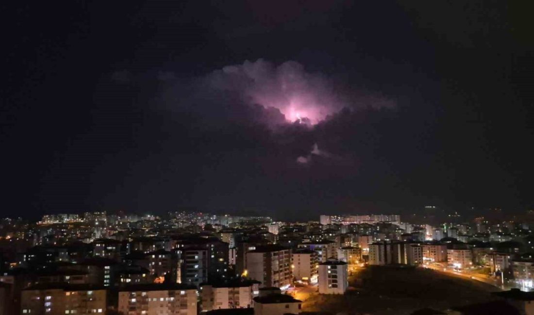 Elazığ’da gökyüzünde oluşan bulut kümesinin içerisinde çakan şimşekler, dikkat çekici
