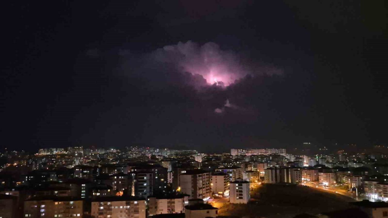 Elazığ’da gökyüzünde oluşan bulut kümesinin içerisinde çakan şimşekler, dikkat çekici