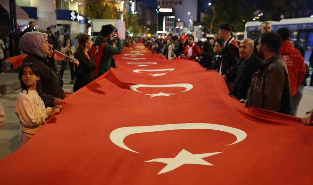 Elazığ’da 29 Ekim Cumhuriyet Bayramı dolayısıyla ’Fener Alayı’ yürüyüşü düzenlendi.