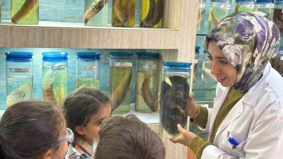Elazığ’da balık müzesi ve akvaryum ünitesini gezen ilkokul öğrencileri, balıkları
