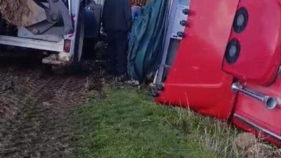 Elazığ’ın Karakoçan ilçesinde pancar yüklü tır devrildi. Kaza, Karakoçan’ın Kuşçu