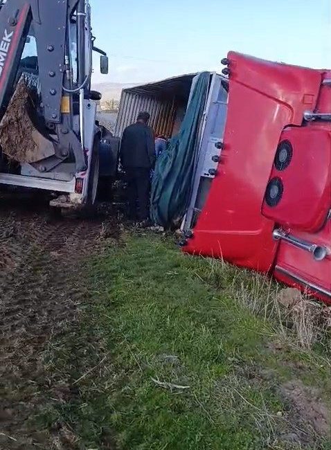 Elazığ’ın Karakoçan ilçesinde pancar yüklü tır devrildi. Kaza, Karakoçan’ın Kuşçu