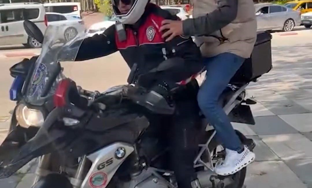 Elazığ’da KPSS ortaöğretim oturumu öncesinde, geç kalan adaylar polis ekiplerinin