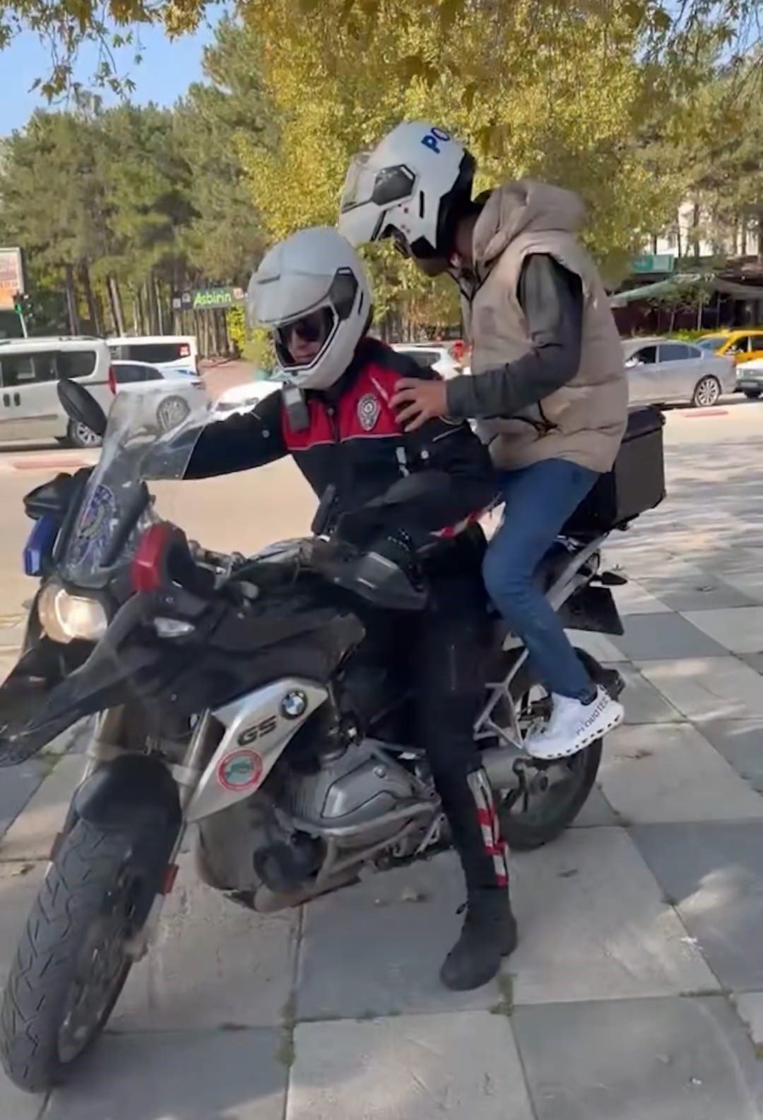 Elazığ’da KPSS ortaöğretim oturumu öncesinde, geç kalan adaylar polis ekiplerinin