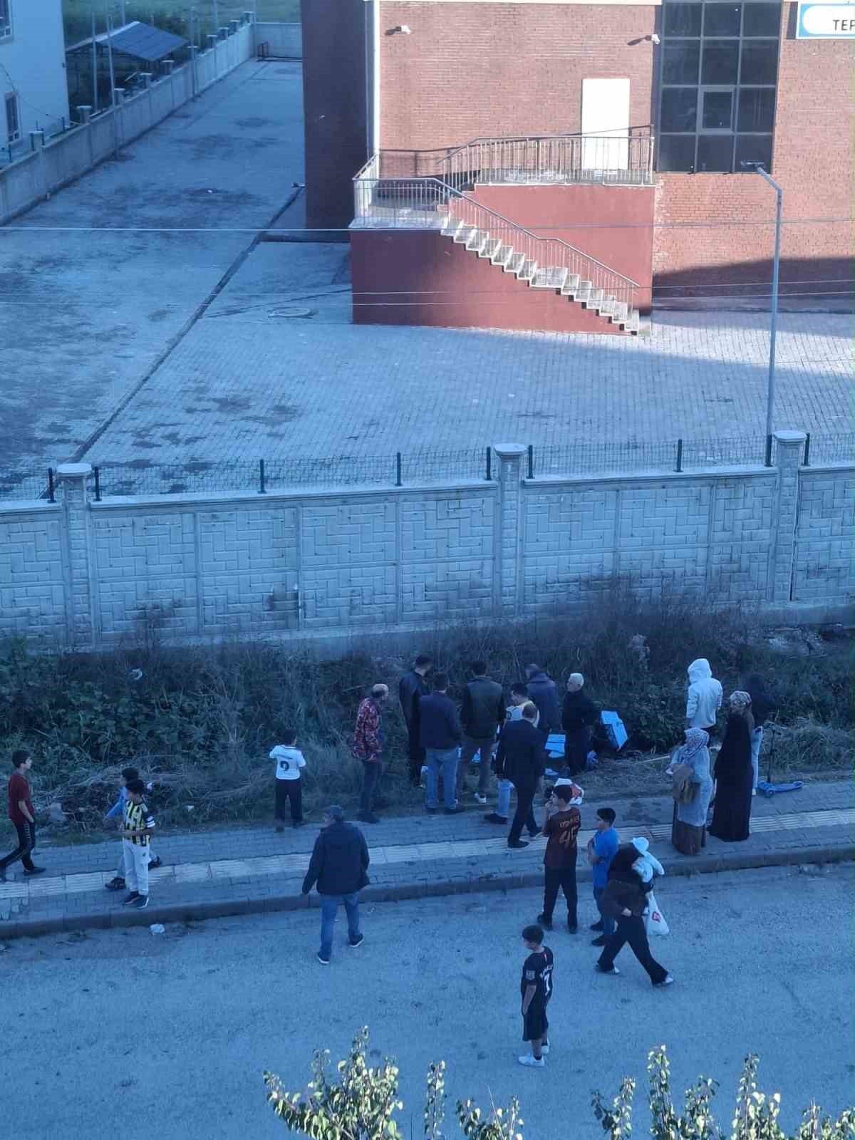 Elazığ’ın Karakoçan ilçesinde taşa basarken ayağı kayan 8 yaşındaki çocuk,