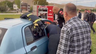 Elazığ’da kontrolden çıkan otomobilin refüje çarptığı kazada 2 kişi yaralandı.