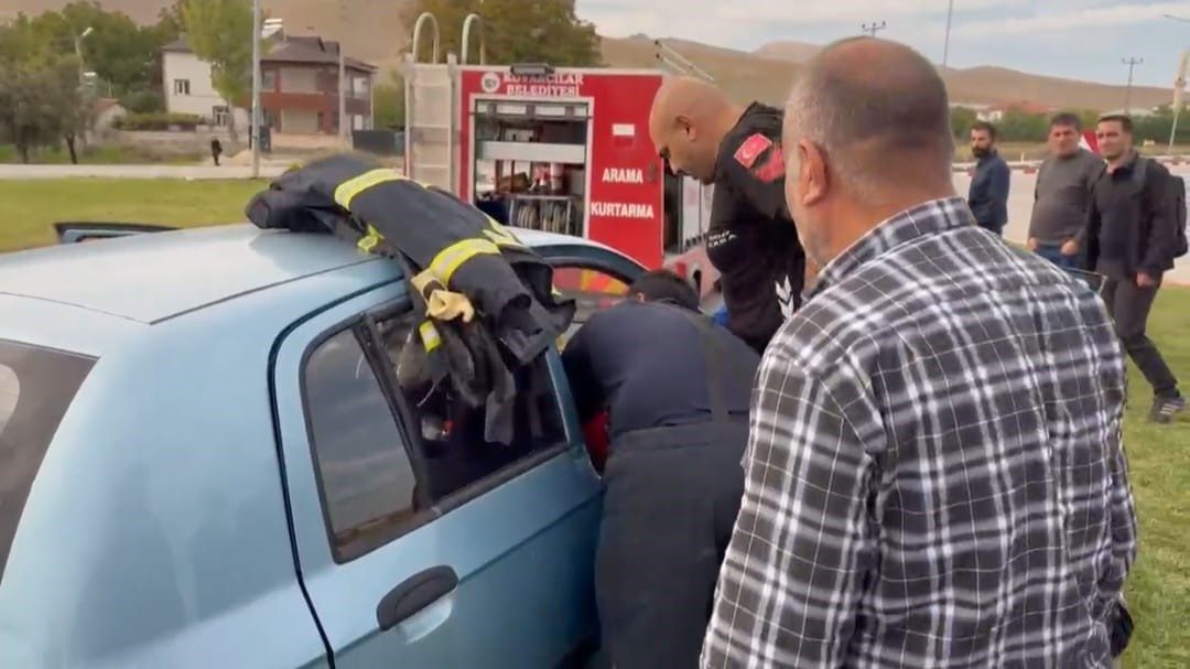 Elazığ’da kontrolden çıkan otomobilin refüje çarptığı kazada 2 kişi yaralandı.