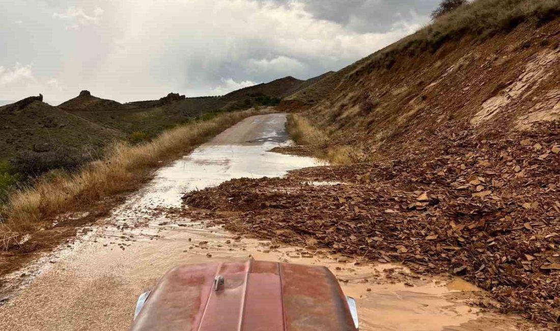 Elazığ’ın Baskil ilçesindeki bir köy yolu oluşan toprak kayması sonucu