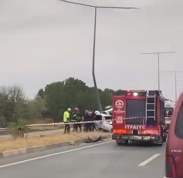 Denizli’nin Sarayköy ilçesinde elektrik direğine çarpan TOFAŞ otomobilin sürücüsü hayatını